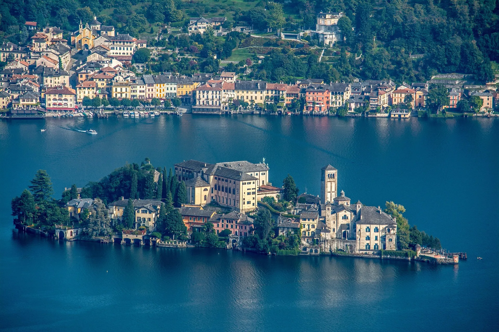 In Navigazione sul LAGO d'ORTA: Sacro Monte, Borghi Dipinti e l'Isola del Silenzio