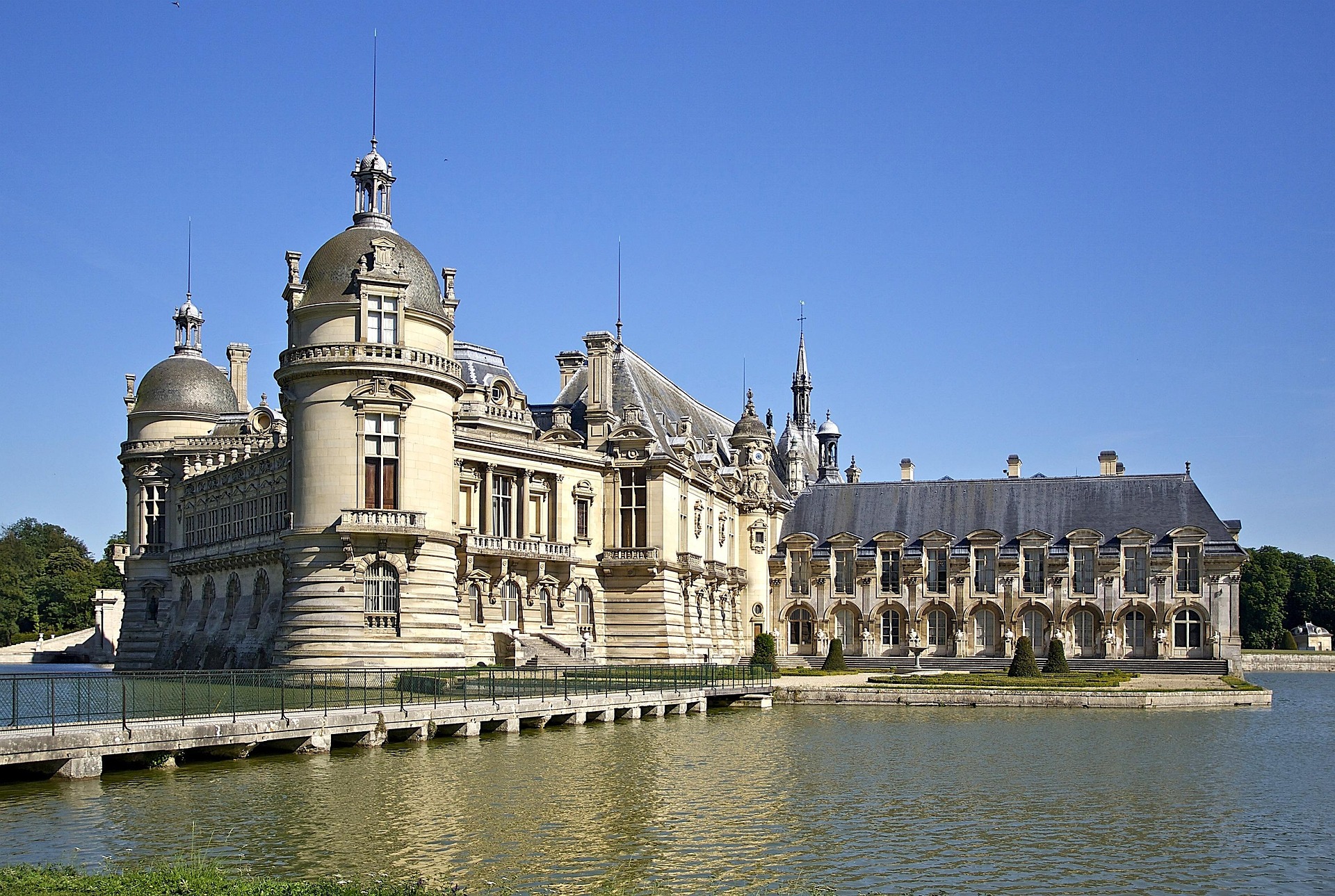 dal 16 al 20 AGOSTO 2026 - PARIGI e i TESORI REALI dell'ÎLE-DE-FRANCE: Fontainebleau, Chantilly e le Grandi Cattedrali di Notre-Dame e Saint-Denis